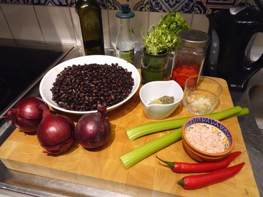 Ingredienser till soppa med svarta bönor och chili. 